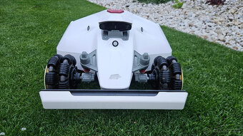 LUBA 2 AVD 10 000 robotická sekačka GPS bez drátů - 4