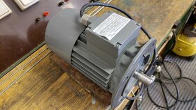 Prodám funkčí třífázový motor 550W s brzdou - 4