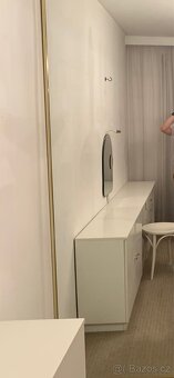 Sestava skříněk se zrcadlem - 4