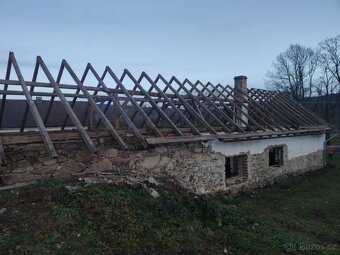 Staré trámy a rozebrání starých střech stodol statků špýchar - 4