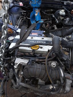 Prodám dily Opel vectra b 1.8,  a 2.0 benzín - 4