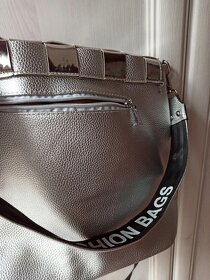 Nová krásná luxusní stříbrná prostorná kabelka přes rameno - 4