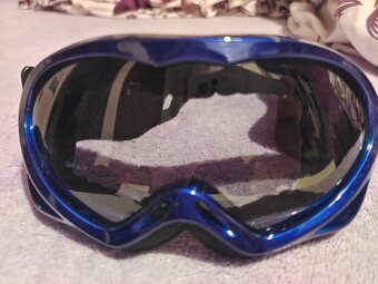 Lyže, hůlky, lyžáky a lyžařské brýle - 4