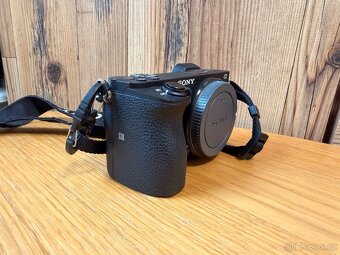 Sony Alpha A6500 + příslušenství - vyfoceno pouze 1060 fotek - 4