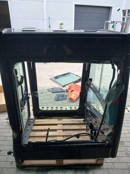 Lehce poškozená kabina bagru Kubota KX060-5 - 4