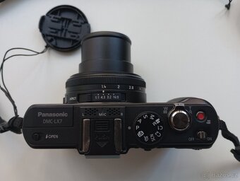 Panasonic Lumix DMC-LX7 s příslušenstvím - perfektní stav - 4