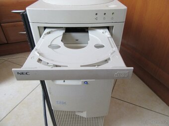 Nabízím starý stolní PC IBM. Ventilátor běží. Diody svítí. M - 4