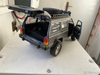 Autíčko na ovládání - jeep cherokee+nabijecka - 4
