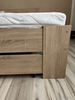 Prostorná manželská postel 190 × 210 cm – skvělý stav - 4