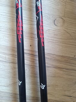 Dětský lyžařský set, cca 8 let. Lyže, boty, hůlky - 4
