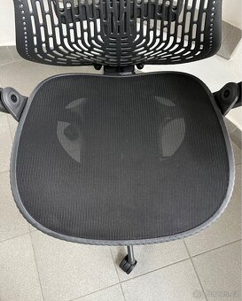 kancelářská židle Herman Miller Mirra - top stav - 4