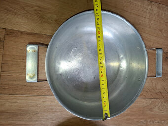 Starý plechový kastrol s patinou + poklice; průměr 25cm - 4