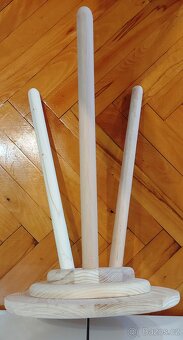 Květinový stolek na trojnožce - 4