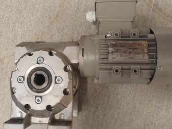 Elektromotor s převodovkou - 4
