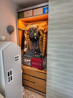 Velká šatní skříň - skleněné dveře - 4