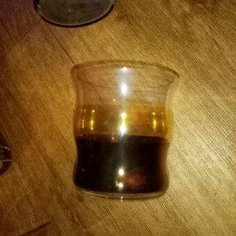 Prodám starou skleněnou karafu a šest skleniček - 4