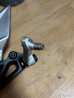 Držák + kryt stupačky pro Triumph Street Triple 765 RS - 4