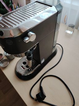 Pákový kávovar:
De'Longhi Dedica EC 685.BK - 4