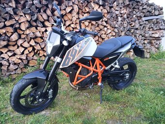 KTM 690 Duke "Carbon" - 4