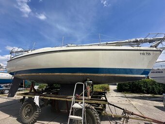 Prodám kajutovou plachetnice Bavaria 890 - 4