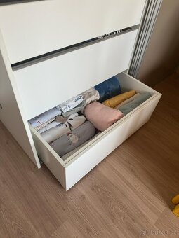 Kvalitní šatní skříň se skleněnými posuvnými dveřmi - 4