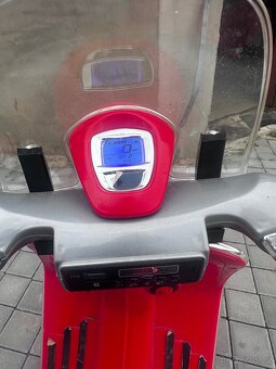 Odrážedlo Vespa Scooter na akumulátor - 4