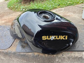 Suzuki Bandit GSF 1200 1996 - 2000 - nádrž - 4