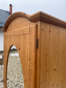 Masivní šatní skříň - 4