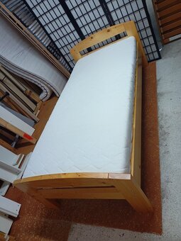 Prodám hezkou postel z masivu 90 x 200 cm - 4