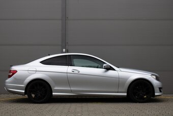 Krásný Mercedes-Benz C 250 Coupé s benzínovým motorem - 4