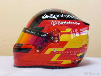 Carlos Sainz 2024 Ferrari F1 helma 1:2 - 4
