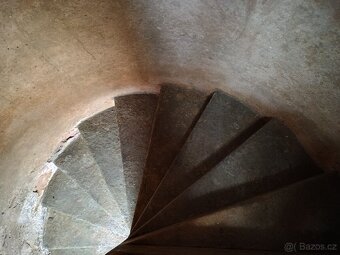 Zámecké opukové točité schodiště - 4