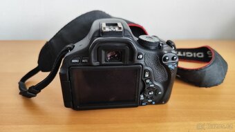 Canon EOS 600D s objektivem EF-S 18-200mm - 4