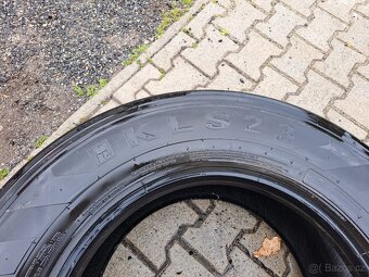 Prodám 2x vodící pneu Kumho 385/55 R22,5 - 4