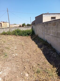 Krásný obezděný pozemek cca 600 m² jen 600 m od pláže na jih - 4