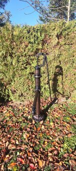 Stara litinová ruční pumpa na vodu studnu po renovace - 4