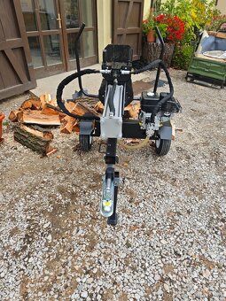 Prodám štípačku dříví, tlak 22tun, ležící i stojíci - 4