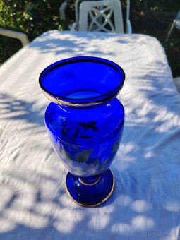 Modrá skleněná váza s květinami a pozlacením - 4