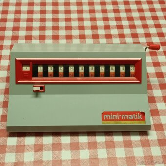 Retro mechanická kalkulačka - 4