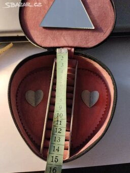 Šedá sametová šperkovnice ve tvaru srdce - 4