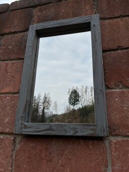 Zrcadlo v dřevěném rámu 40x60cm - šedohnědá patina - 4