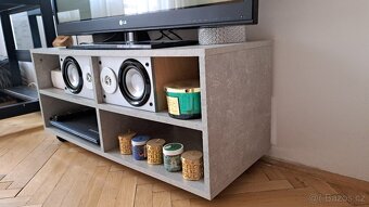 Stolek pod TV / konferenční stolek s kolečky - imitace beton - 4