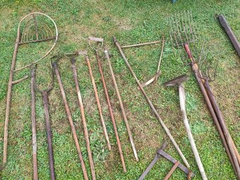 Různé staré ruční zemědělské nářadí - 4