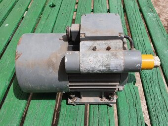Prodám menší elektromotor - 4