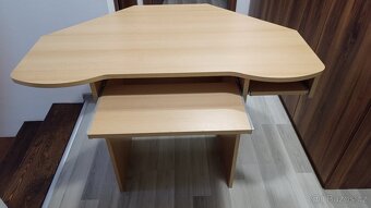Sedací souprava a stůl za odvoz. - 4