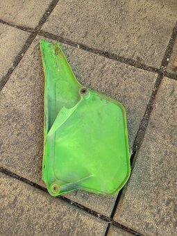 Prodám levou podsedlovku Kawasaki KX 80 - 4