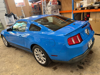 Ford Mustang, 4,0L manuál - garážovaný - 4