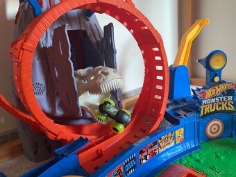 Monster Trucks - T-Rex Volcano arena - 4