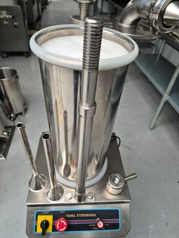 Hydraulická plnička klobás 25 L - 4