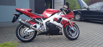 Yamaha R1 - 4